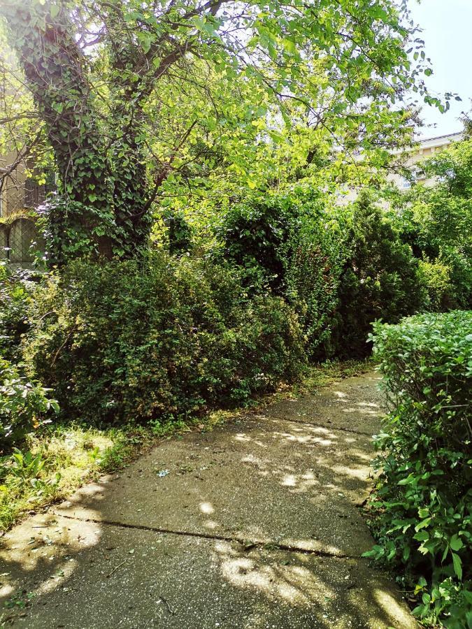 Flat In Historic Villa With Your Own Private Garden, Near City Park Budapest Bagian luar foto